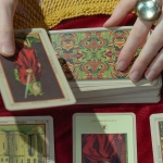 Мистическая атмосфера предсказания судьбы с кристальным шаром